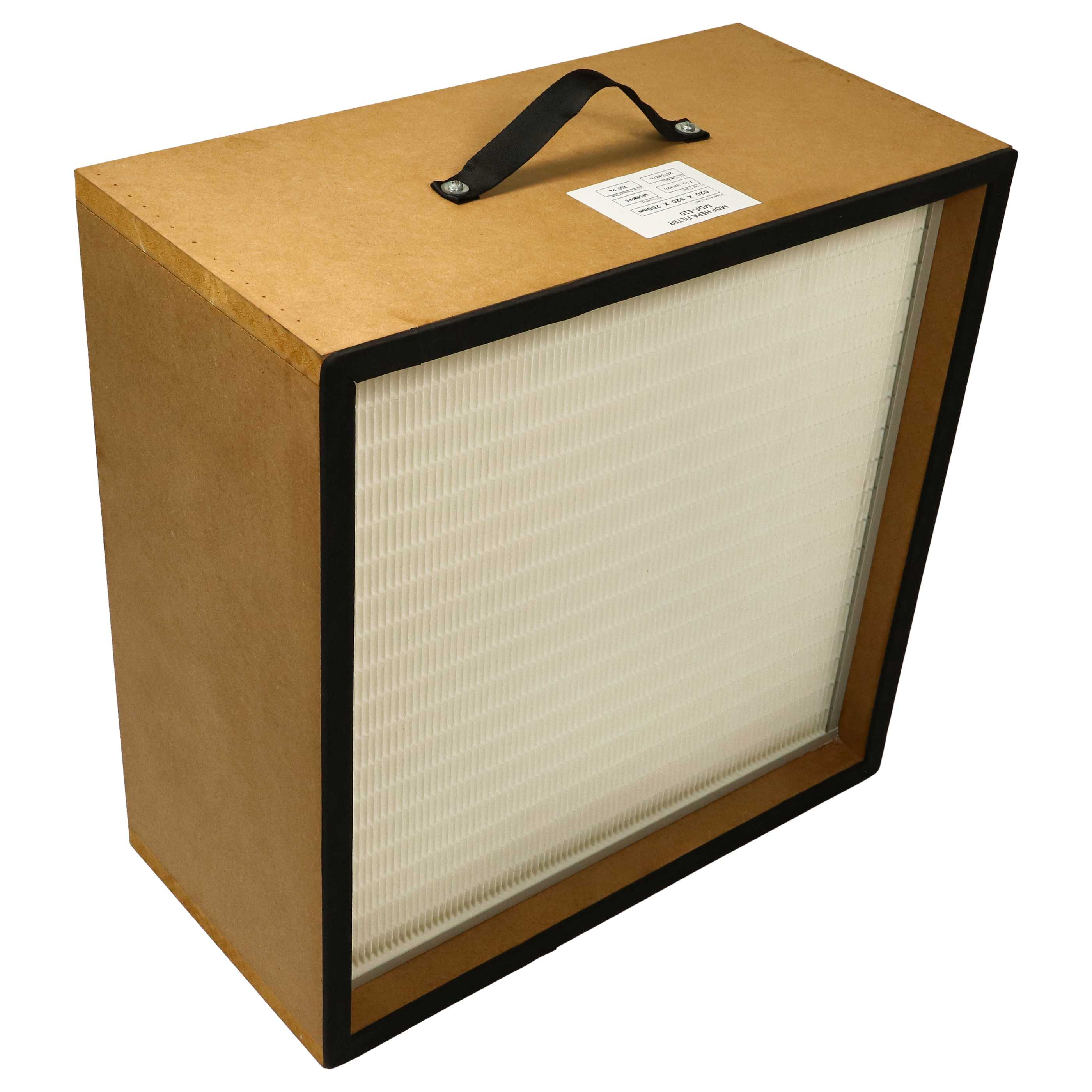 Ein Luftfilter in einem Karton. Der Filter ist weiß, die Box ist braun und hat einen schwarzen Griff.