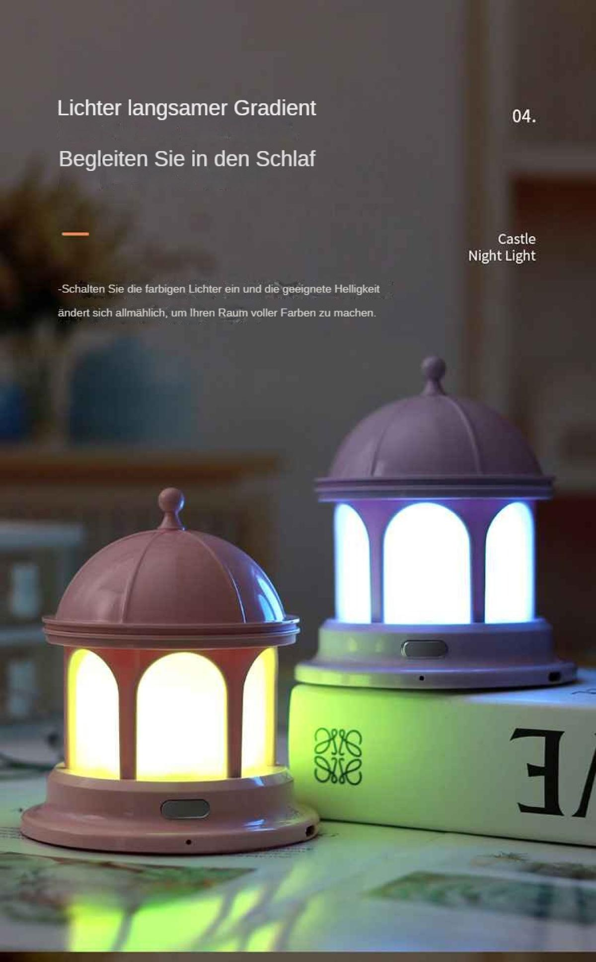 Zwei burgförmige Nachtlichter, eines mit gelbem, das andere mit blauem Licht, stehen auf einem Buch.