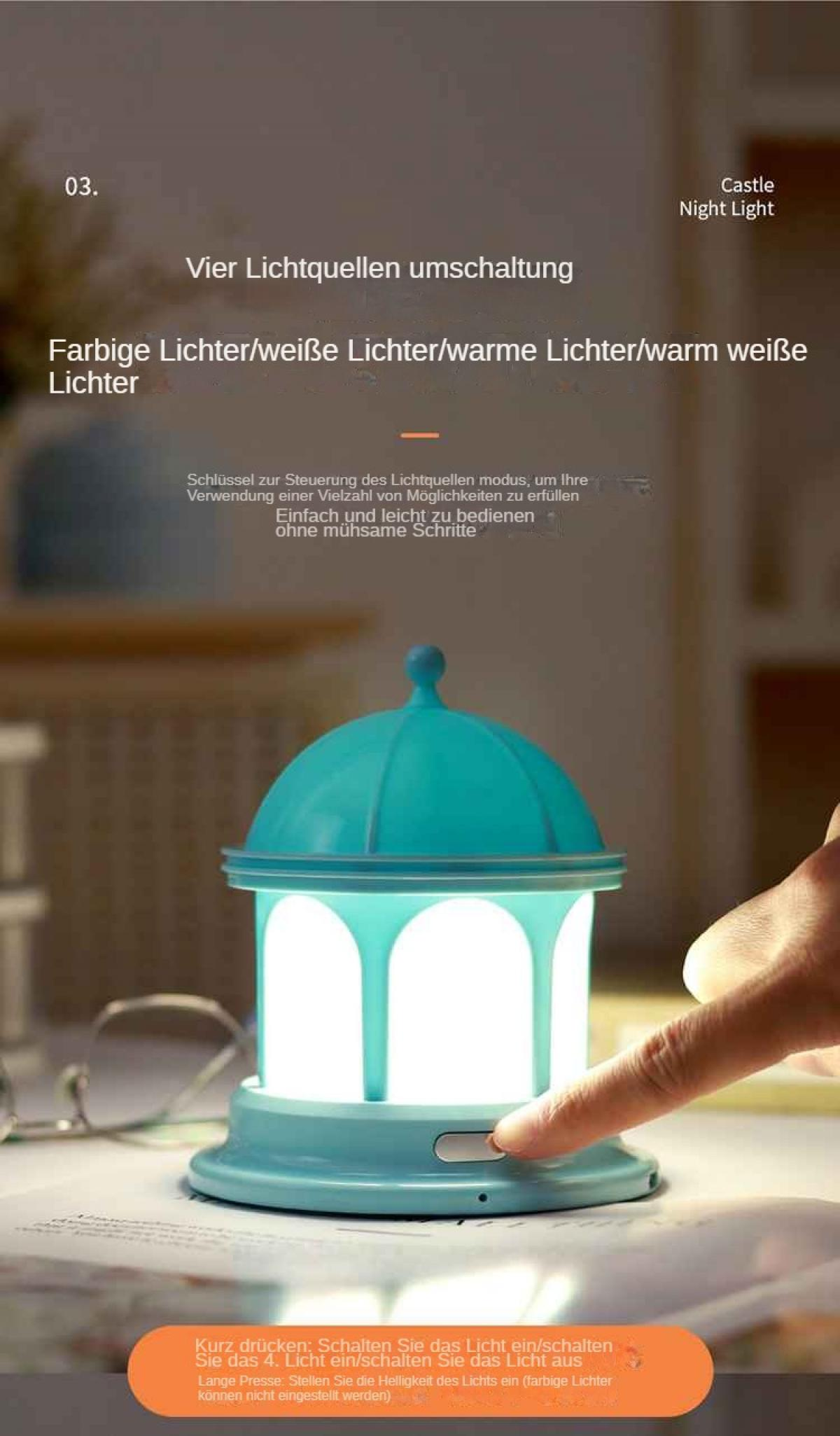 Ein nachtblaues Burgnachtlicht steht auf einem Tisch. Eine Hand drückt den Knopf. Text sagt: bunte Lichter, einfach zu bedienen.