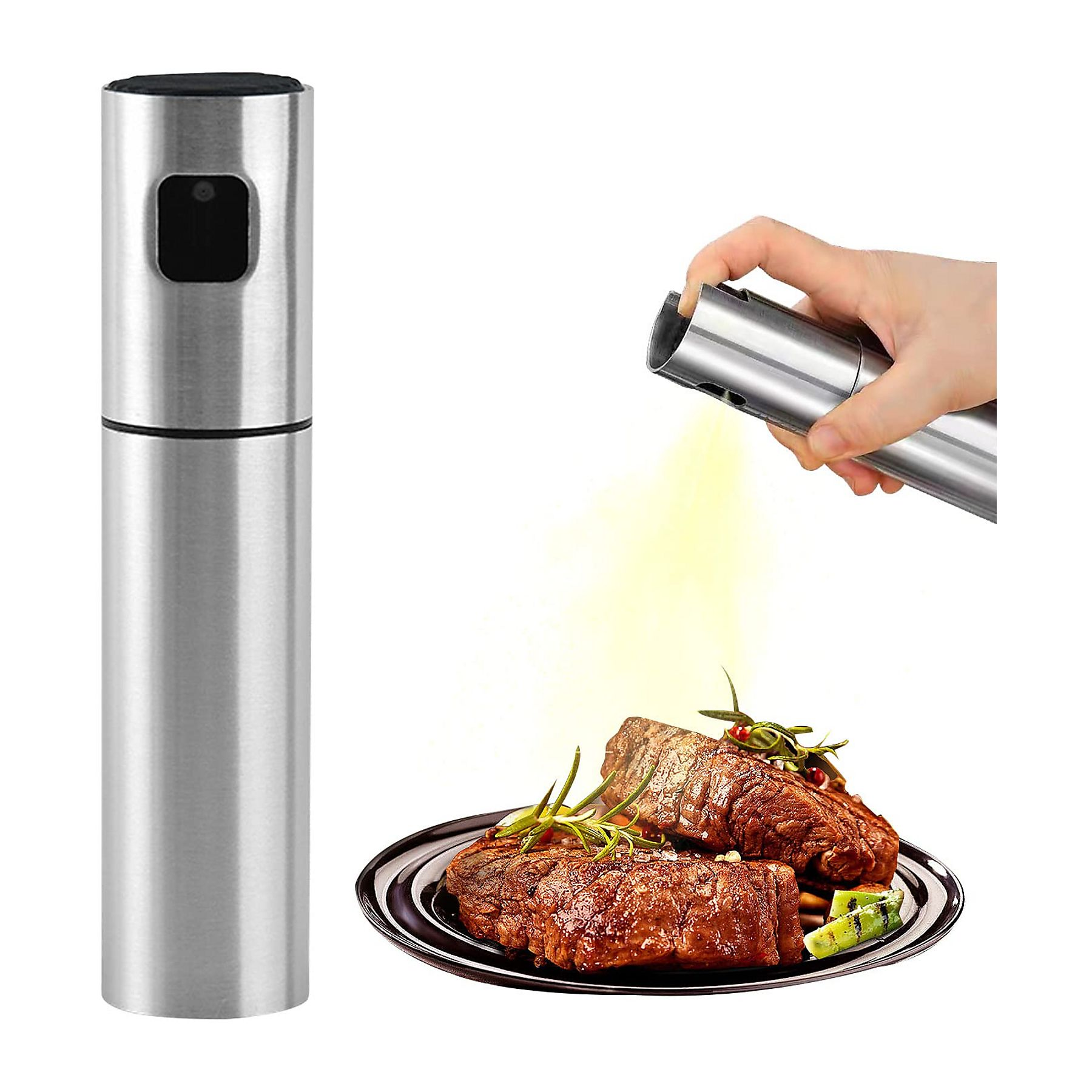 Eine Hand sprüht Öl aus einem Edelstahl-Sprayer auf gegrillte Steaks auf einem schwarzen Teller, mit einem Edelstahl-Sprayer links.
