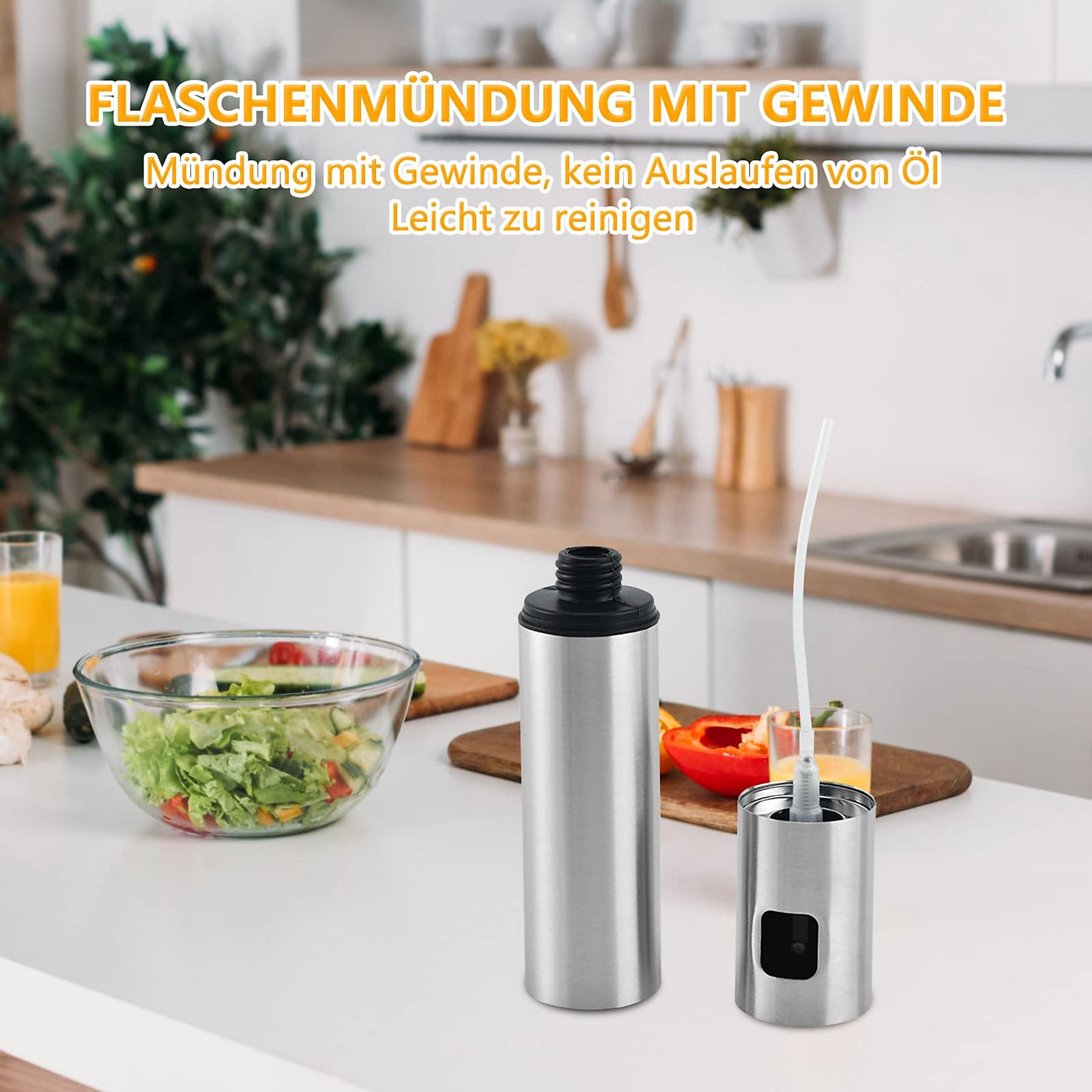 Küchenszene mit Ölsprays, Salatbowl, Glas Saft und Gemüse auf weißer Theke. Hintergrund umfasst Schränke.