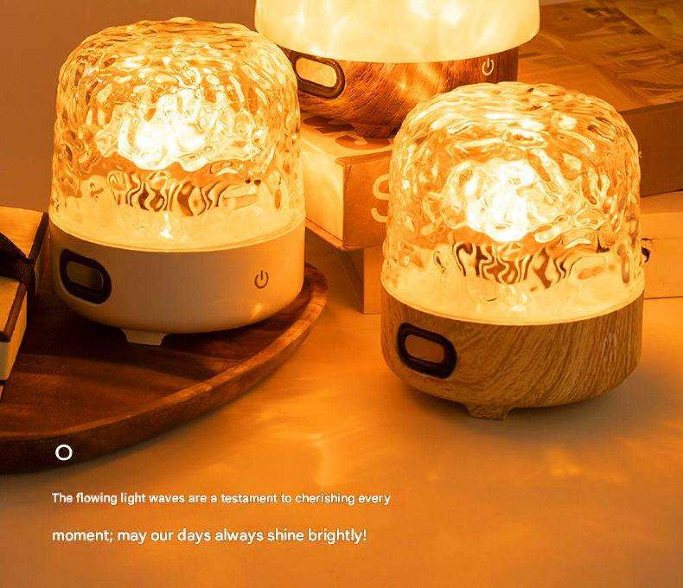 Zwei dekorative Lampen, die warmes Licht ausstrahlen. Die Lampen haben eine glasartige Oberseite und einen holzähnlichen Sockel.