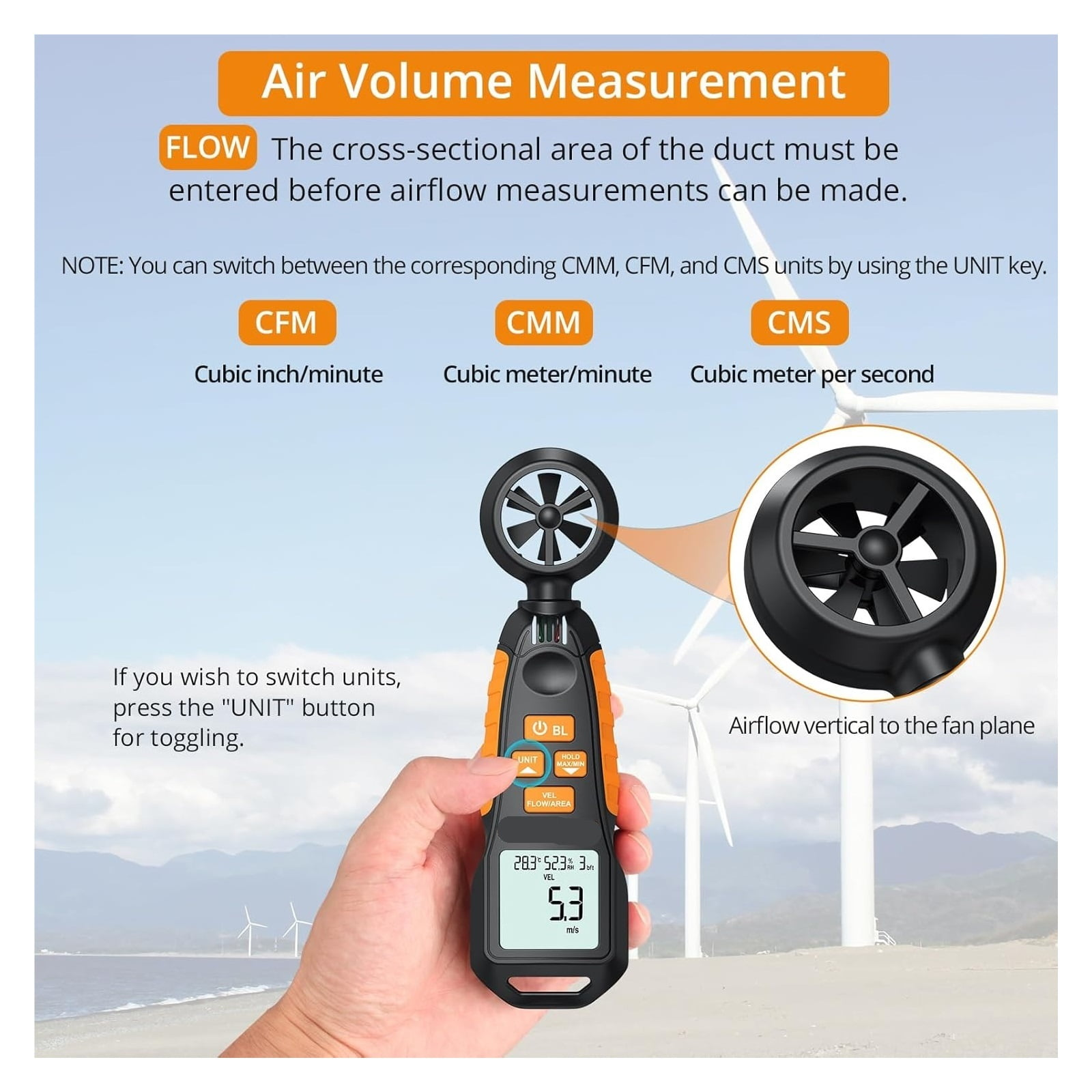 Anemometer misst Luftstrom. Hand hält Gerät mit Digitalanzeige. Windräder im Hintergrund.