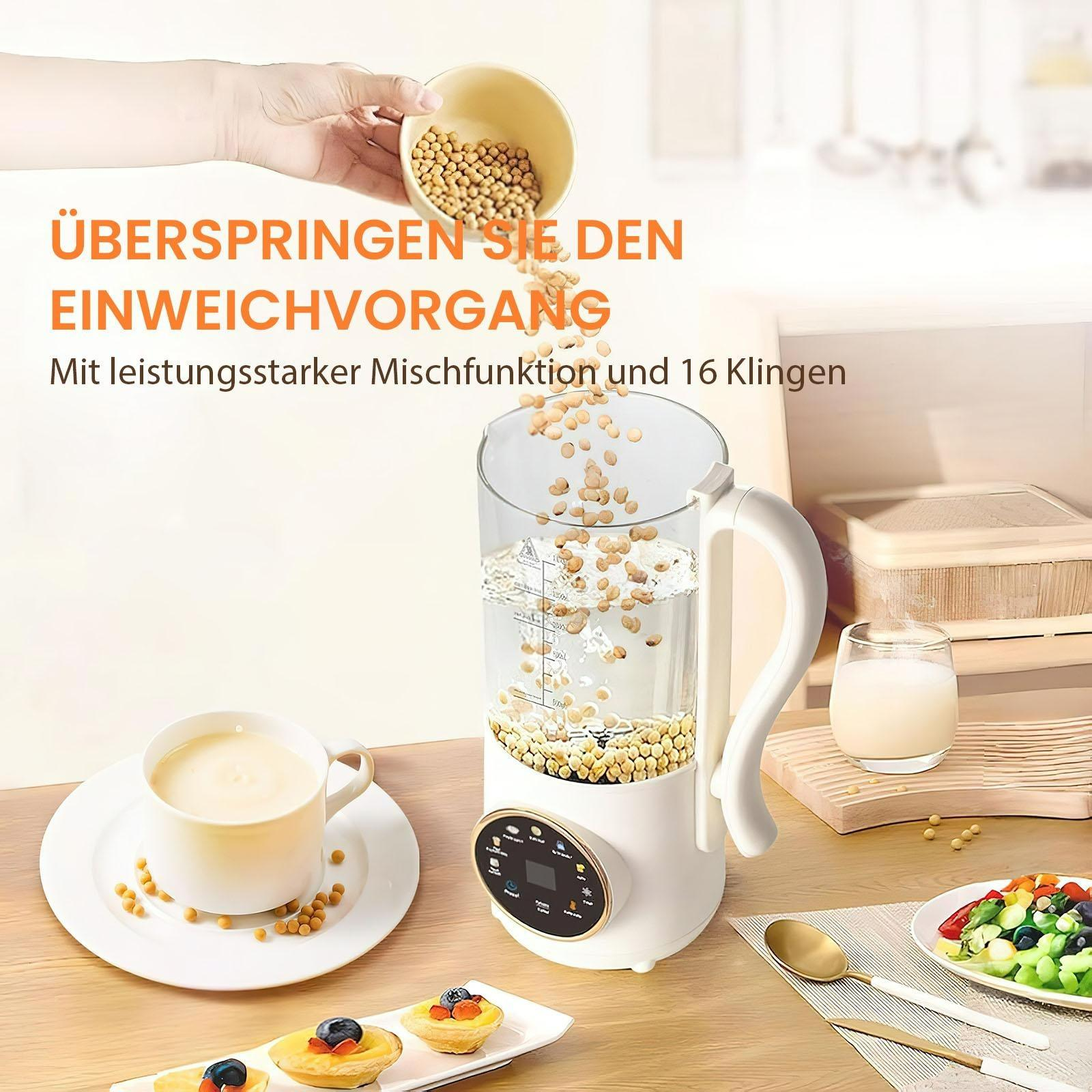 Eine Hand schüttet Bohnen in einen Sojamilchbereiter. Eine Tasse Sojamilch, Törtchen und ein Glas Milch stehen auf dem Tisch.
