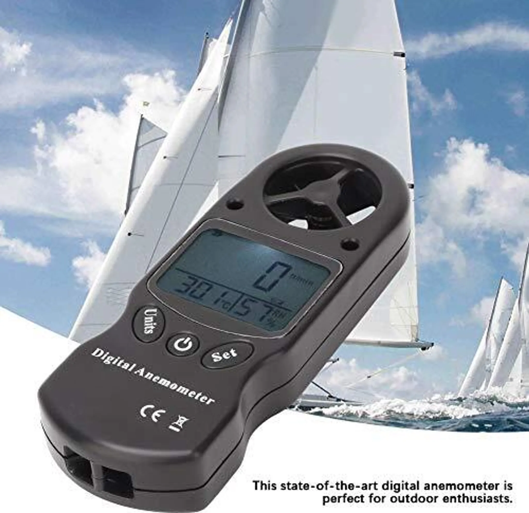 Ein digitales Anemometer zeigt Messwerte an. Segelboote sind im Hintergrund. Der Himmel ist blau mit Wolken.