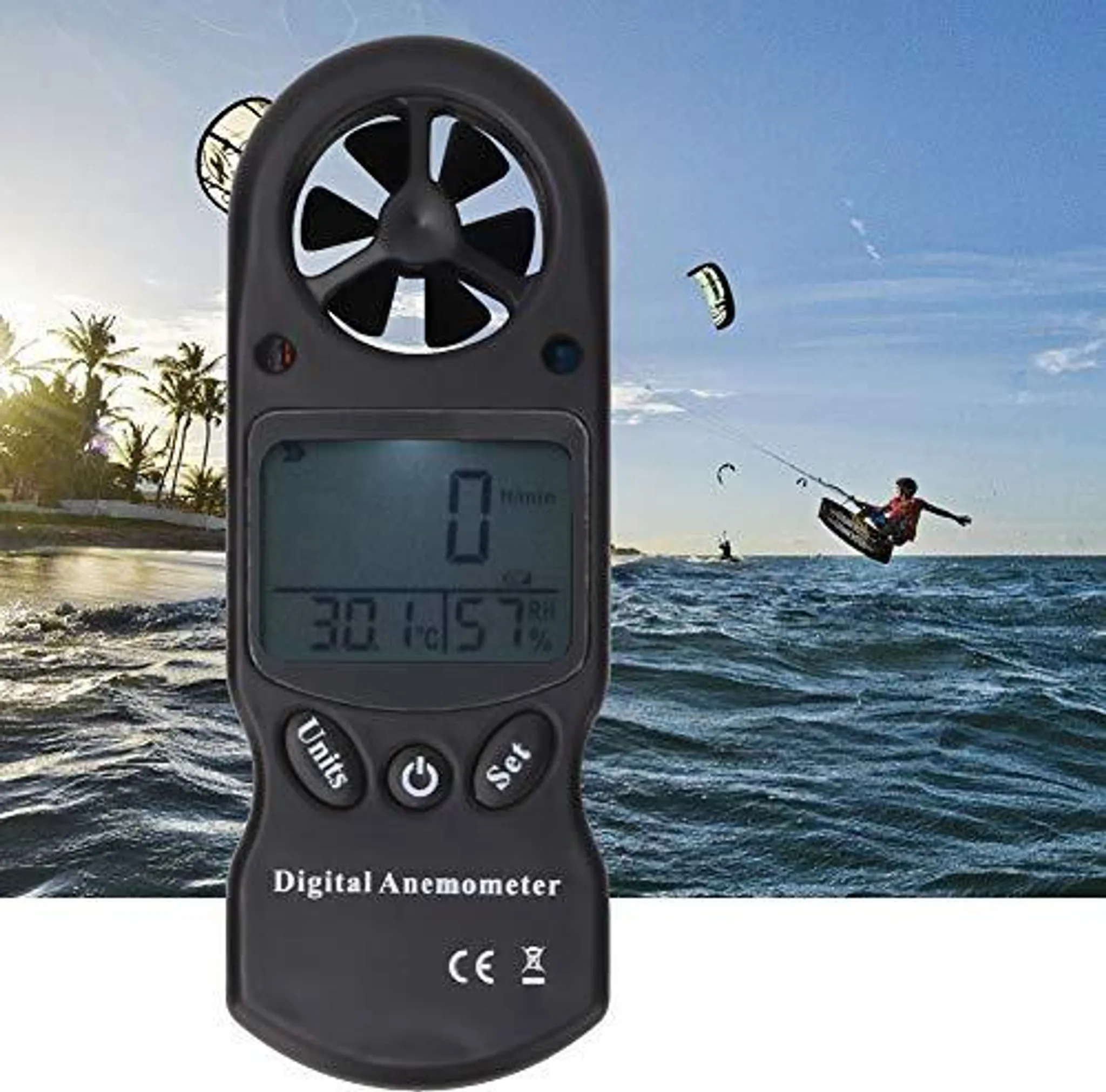Schwarzes digitales Anemometer zeigt Messwerte an. Kitesurfer reiten auf Wellen unter blauem Himmel. Palmen am Horizont.