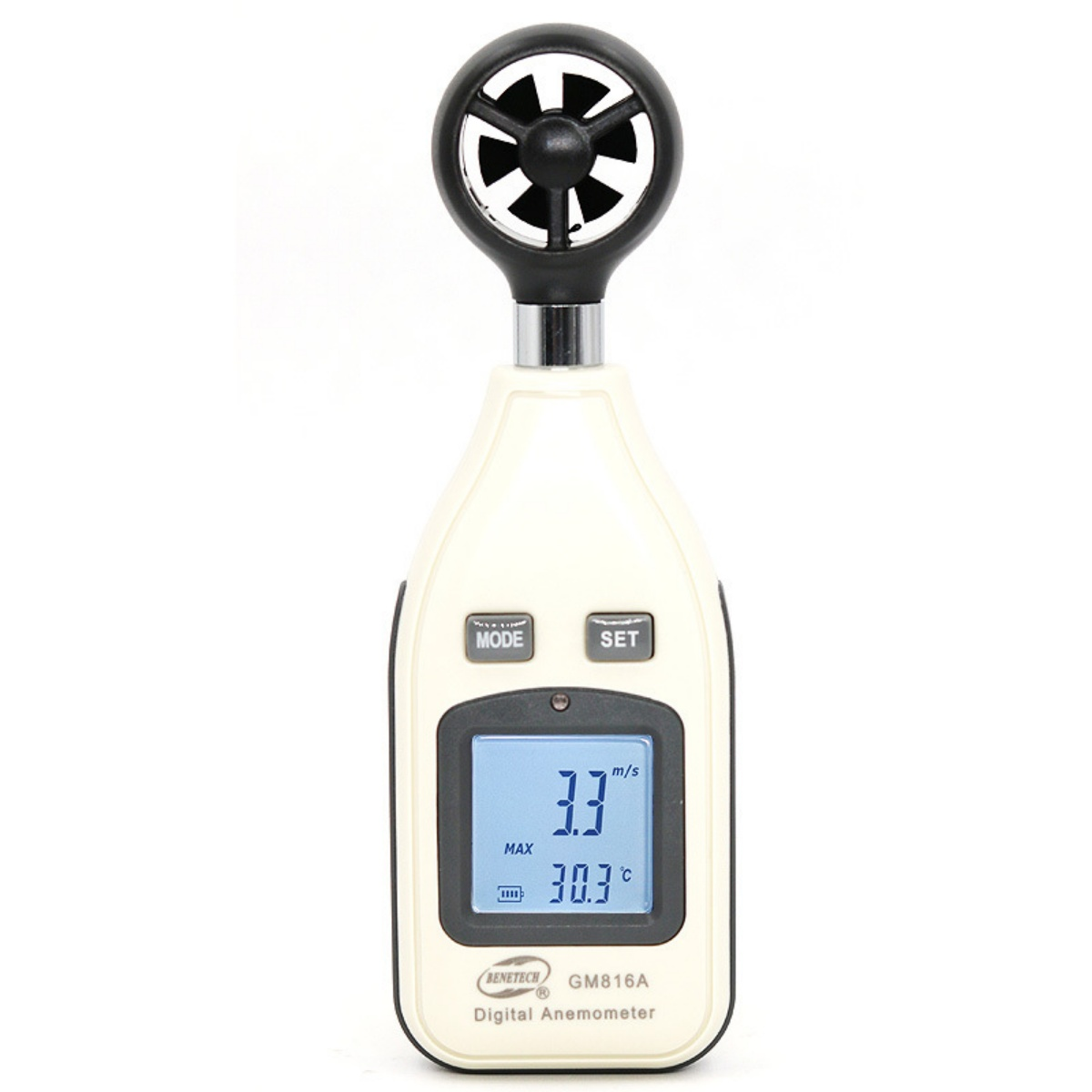 Ein digitales Anemometer mit schwarzem Lüfter zeigt Windgeschwindigkeit und Temperatur auf einem Bildschirm an. Weißes Gehäuse, isoliert auf Weiß.
