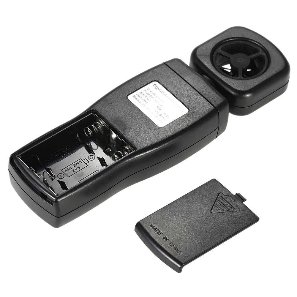 Schwarzes digitales Anemometer mit offenem Batteriefach. Separate Batterieabdeckung. Das Anemometer hat einen Ventilator und einen Bildschirm.