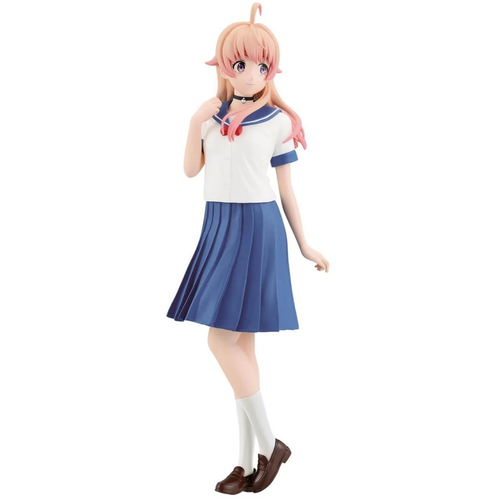 Figura anime di una ragazza in uniforme scolastica. Ha i capelli rosa e indossa una camicia bianca, una gonna blu e scarpe marroni.