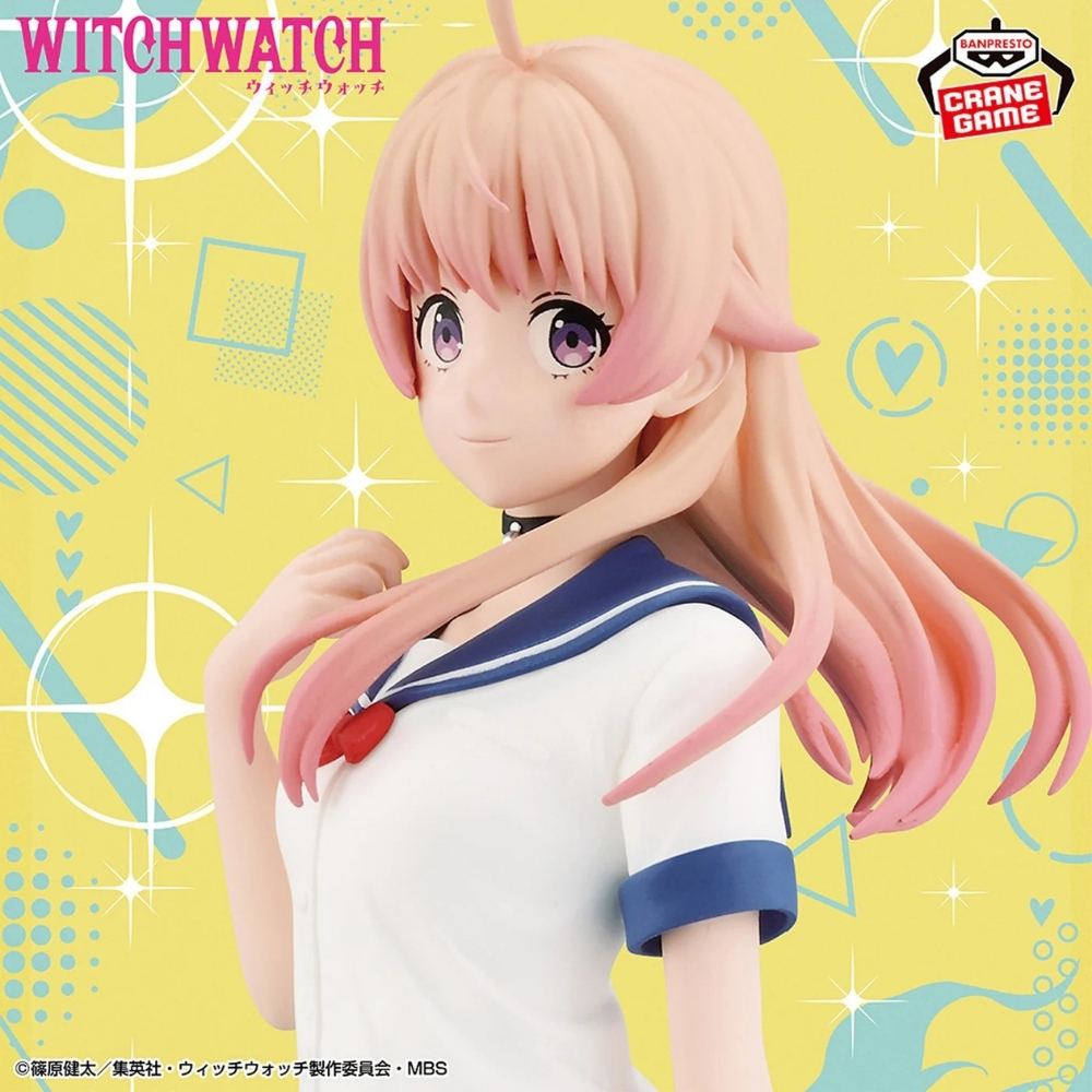 Figura anime di una ragazza con capelli rosa, in uniforme scolastica. Sfondo giallo con forme geometriche e loghi.