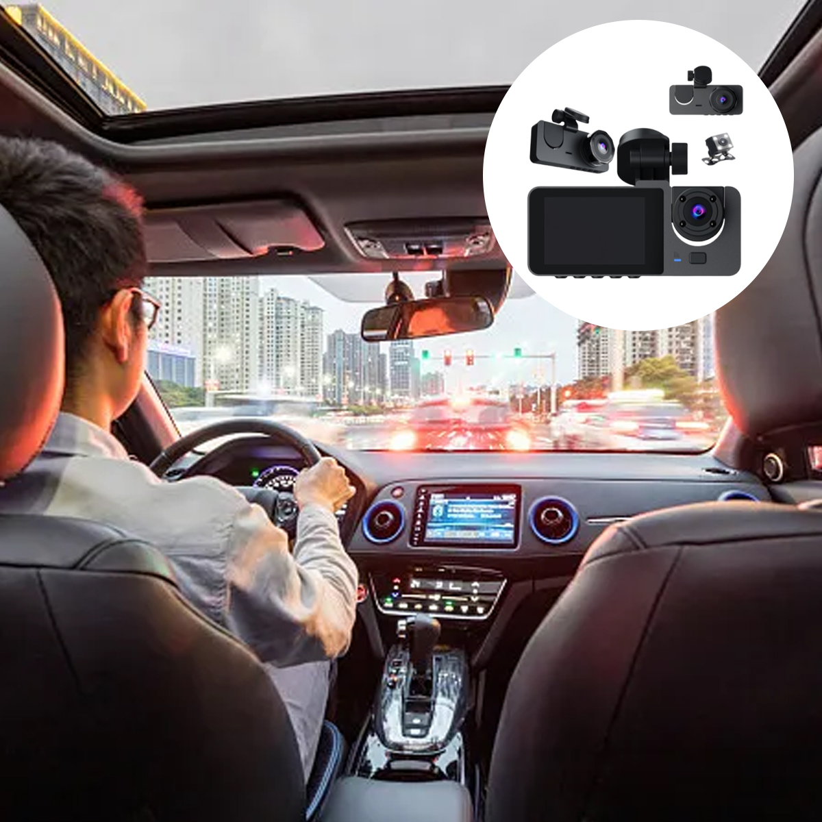 Eine Person fährt ein Auto, eine Dashcam ist im Bild. Stadtlichter und Gebäude sind im Hintergrund durch die Windschutzscheibe sichtbar.