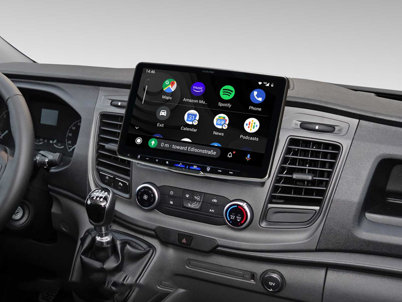 Autoinstrumententafel mit digitaler Anzeige mit App-Symbolen. Schalthebel, Klimaanlagenregler und weitere Fahrzeugmerkmale.