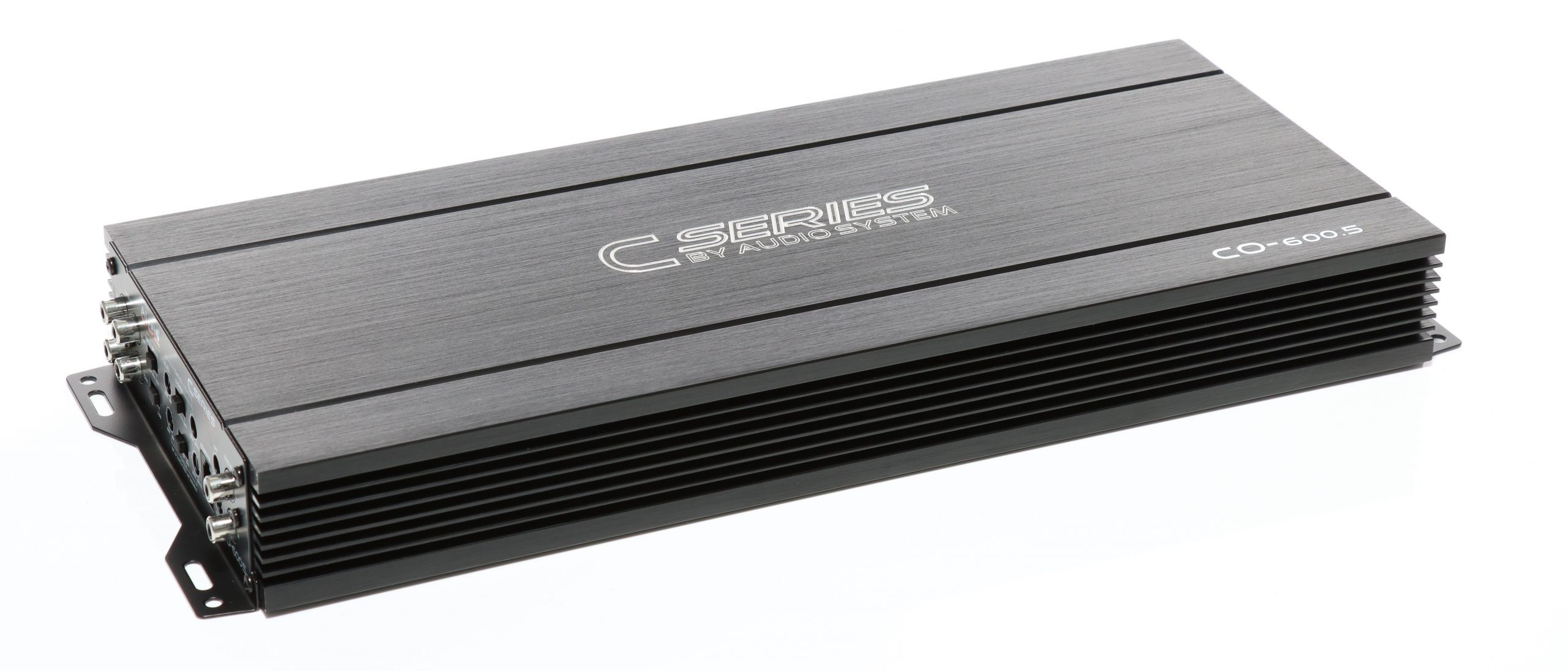 Ein dunkelgrauer Auto-Audioverstärker auf weißem Hintergrund. Er trägt die Aufschrift "C SERIES BY AUDIO SYSTEM" und "CO-600.5".