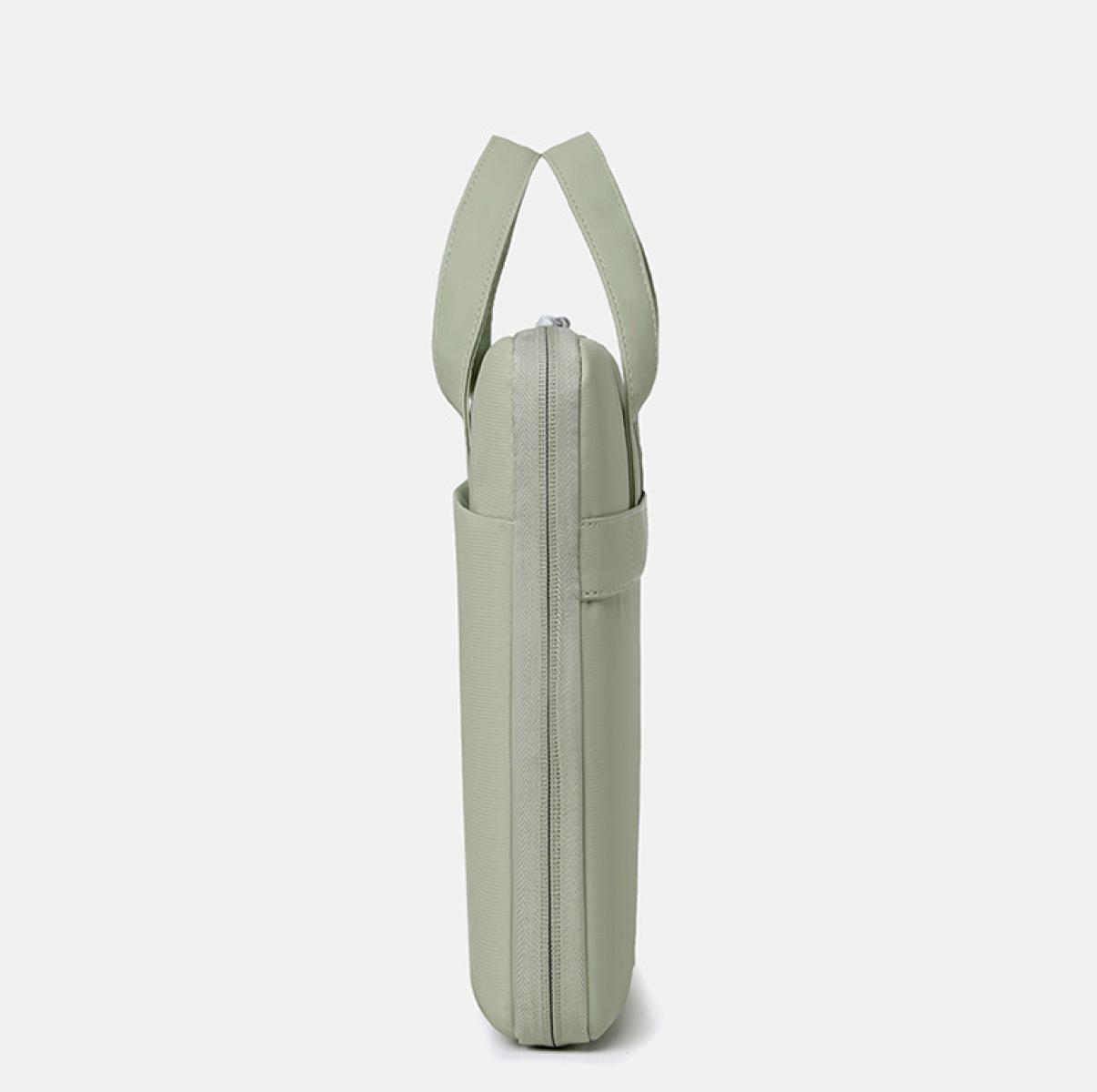 Eine hellgrüne Laptoptasche wird von der Seite gezeigt. Sie hat einen Reißverschluss, einen Griff und eine kleine Tasche an der Seite. Der Hintergrund ist weiß.