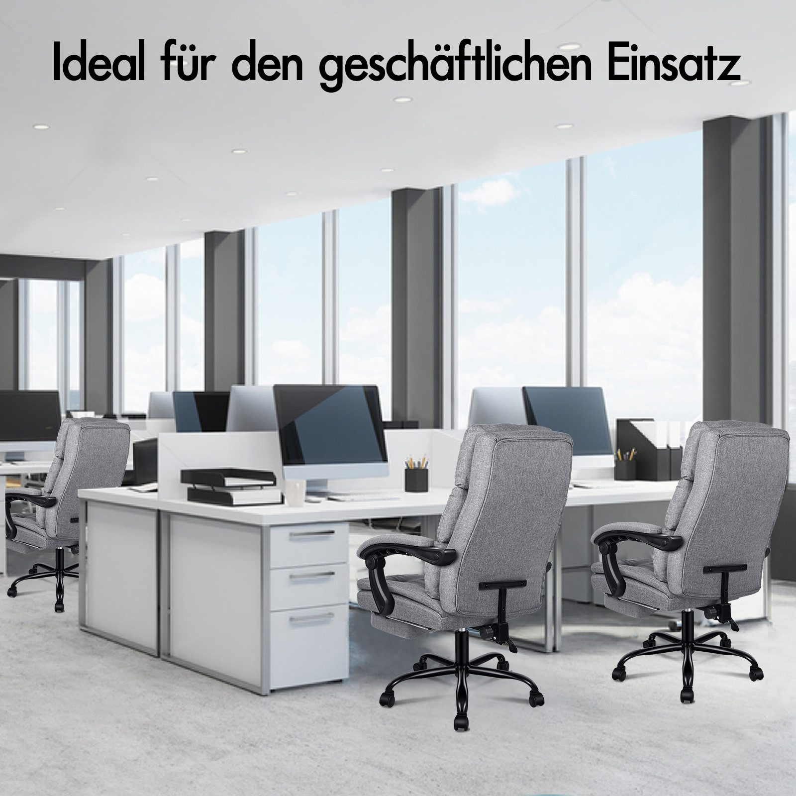 Büro mit Schreibtischen, Computern und grauen Stühlen. Große Fenster zeigen blauen Himmel.