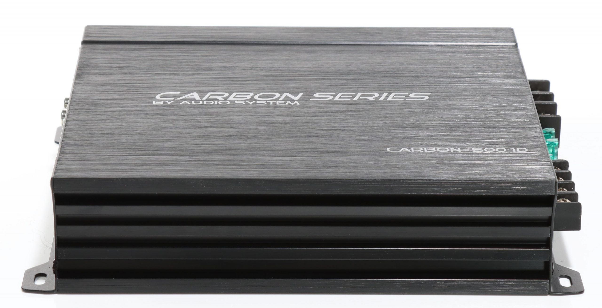Ein dunkelgrauer Audioverstärker mit der Aufschrift "CARBON SERIES" und "CARBON-500-1D". Schwarze gerippte Seiten, grüne Anschlüsse.