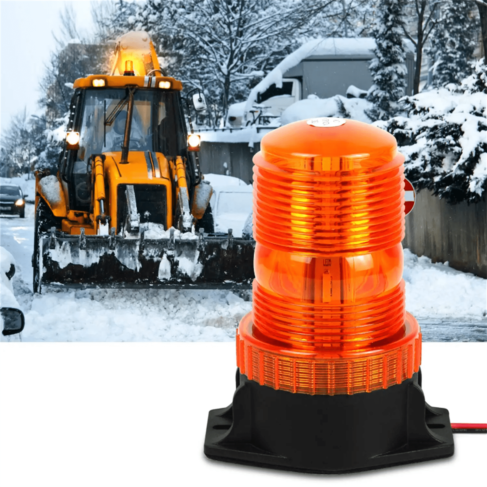 Ein orangefarbenes Warnlicht und ein gelber Schneepflug räumen Schnee von einer Straße. Winterszene mit Bäumen und Häusern.