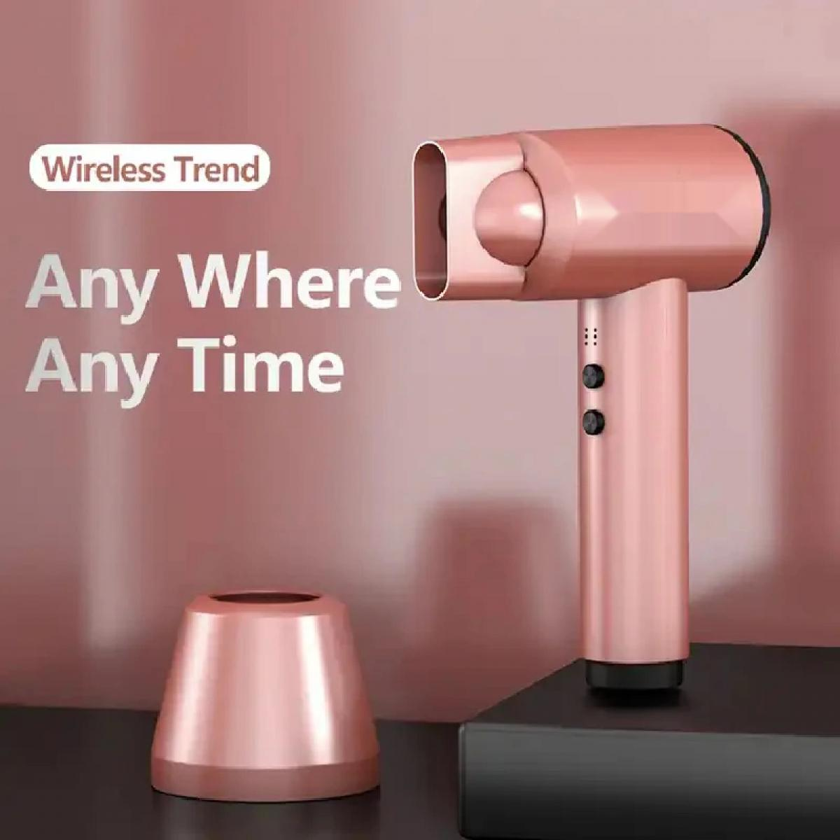 Ein roségoldener Haartrockner und ein Ständer stehen auf einer schwarzen Oberfläche. Der Hintergrund zeigt den Text "Wireless Trend" und "Any Where Any Time".