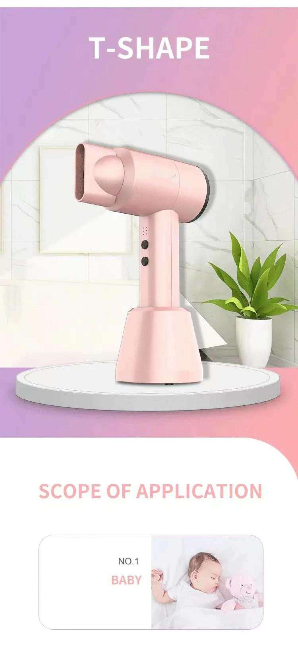 Ein rosa T-förmiger Haartrockner auf einer Plattform, eine Pflanze und ein schlafendes Baby mit einem Spielzeug.