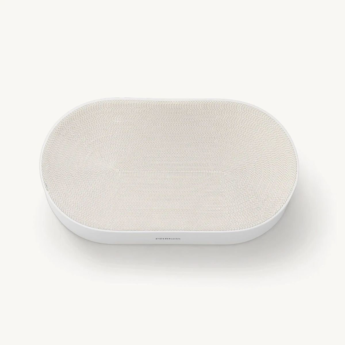 Un tiragraffi ovale per gatti con cornice bianca e superficie beige ondulata. Il nome del marchio è stampato in basso.