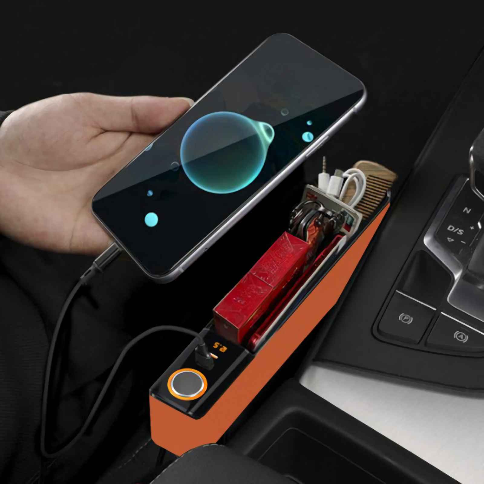 Ein Telefon, das in einem Auto geladen wird, neben einer Zigarettenschachtel. Das Telefon zeigt eine blau-grüne Grafik.