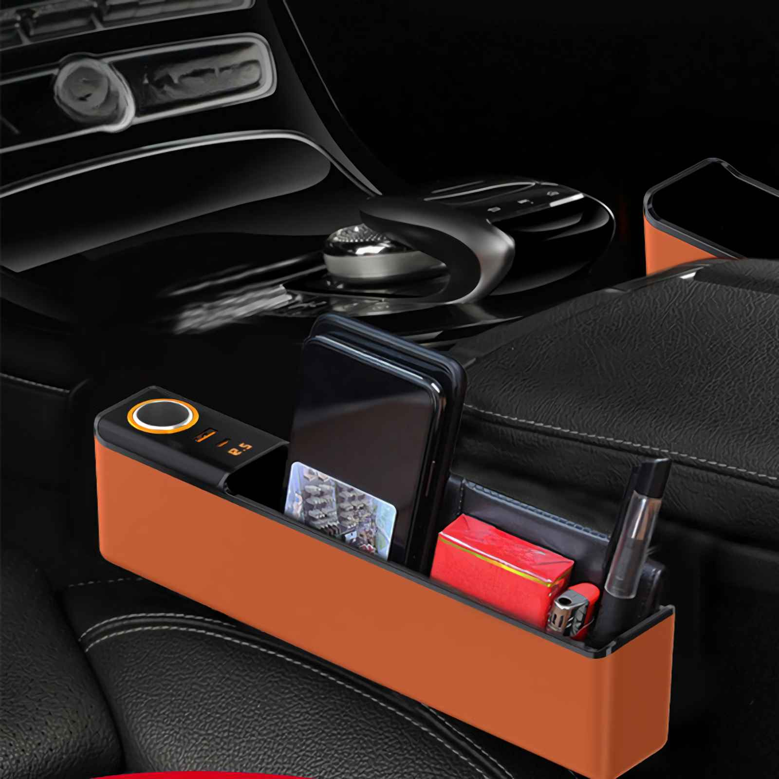Auto-Organizer mit Telefon, Zigaretten, Feuerzeug und Stift. Orange-Schwarz-Farbschema. Innendetails des Autos im Hintergrund.