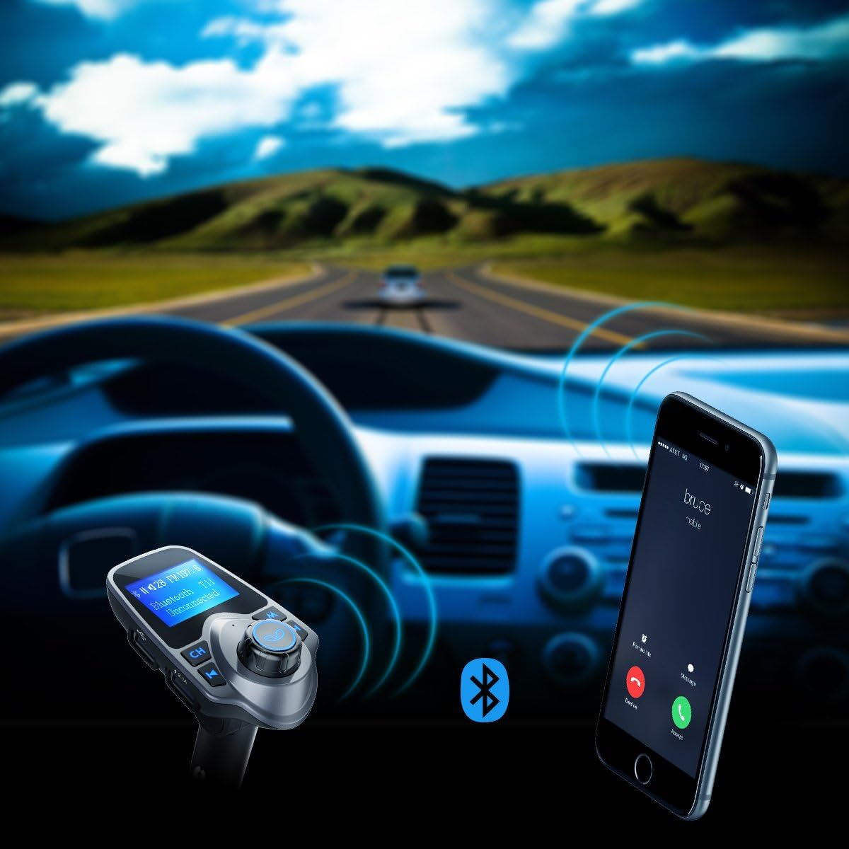 Autoinnenraum mit Bluetooth-FM-Transmitter und Smartphone im Gespräch. Die Straße ist durch die Windschutzscheibe sichtbar.