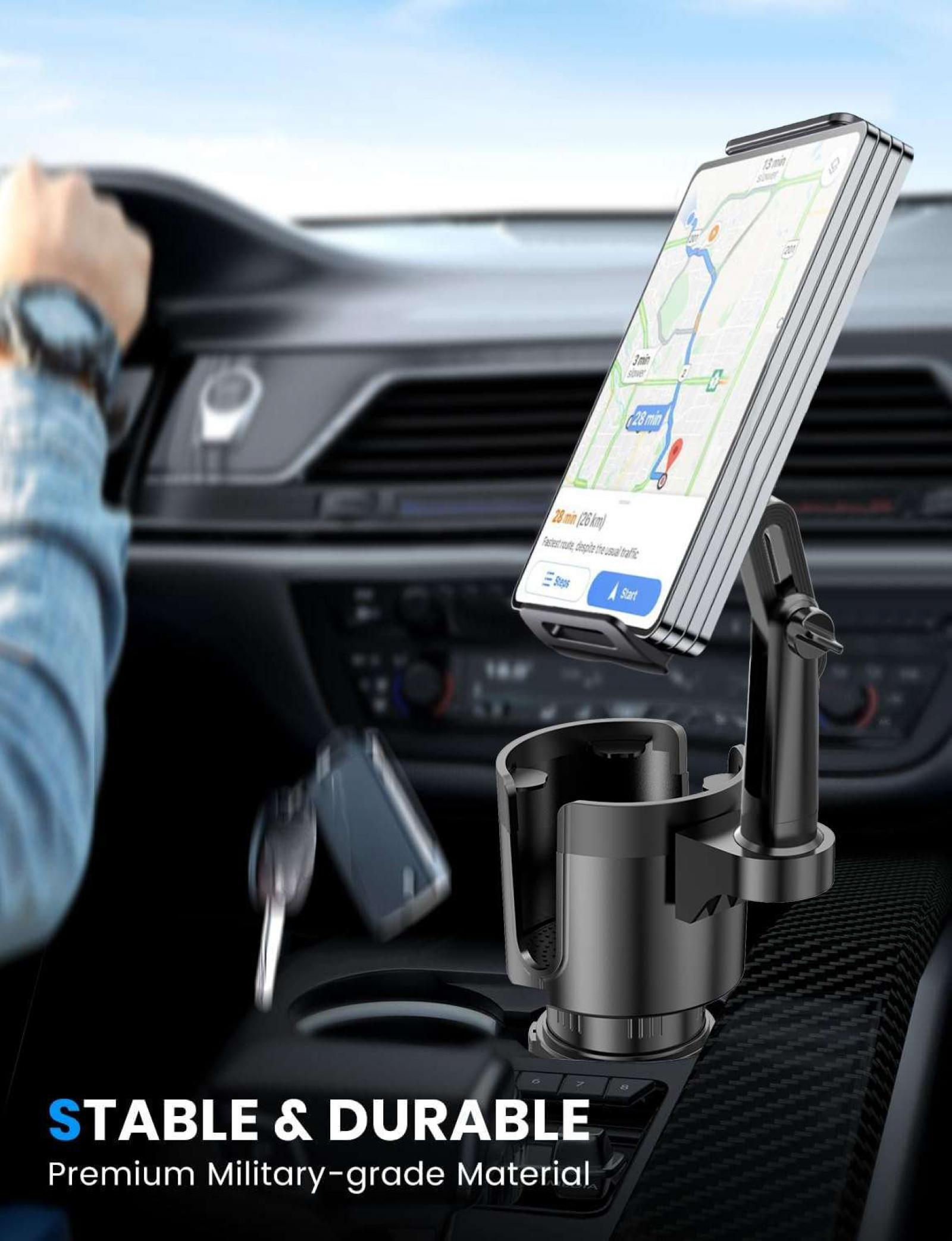 Ein Telefon mit Navigation ist in einem Auto montiert. Eine Hand hält das Lenkrad. Schlüssel sind im Vordergrund.