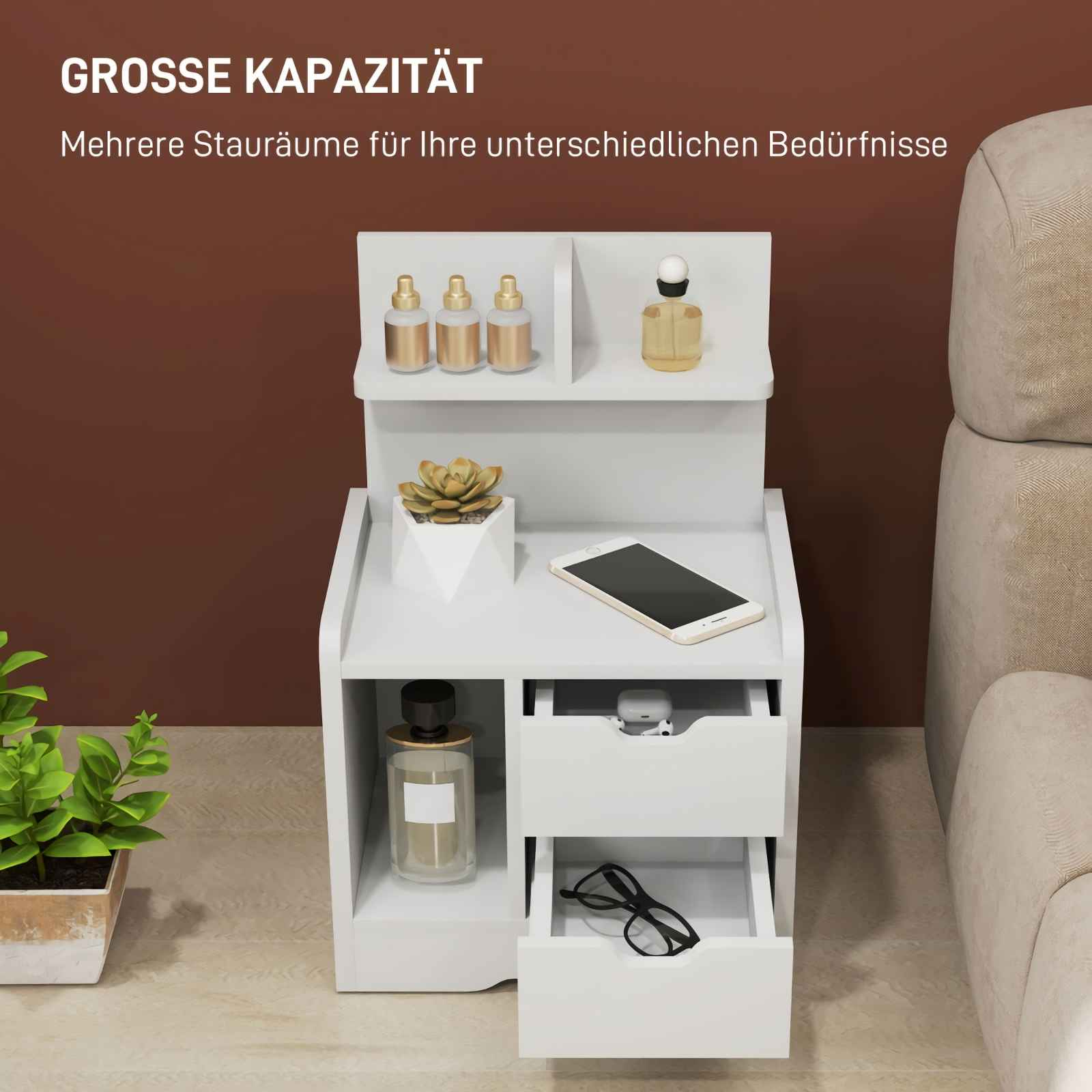 Weißer Nachttisch mit Schubladen, Telefon, Pflanze und Dekor. Braune Wand im Hintergrund, beiges Sofa rechts.