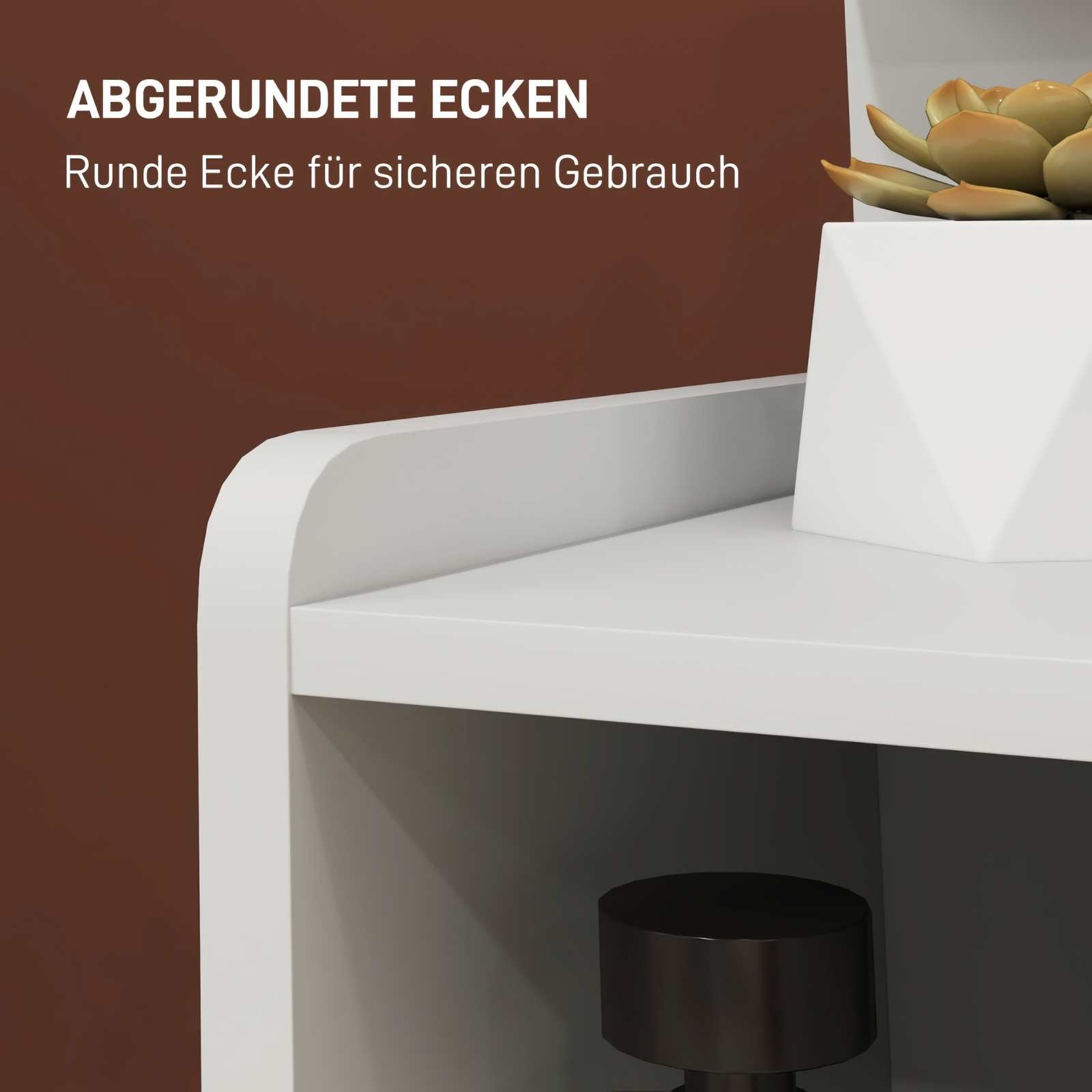 Weißes Regal mit abgerundeten Kanten. Oben steht eine Pflanze in einem weißen geometrischen Topf. Dunkelbrauner Hintergrund.