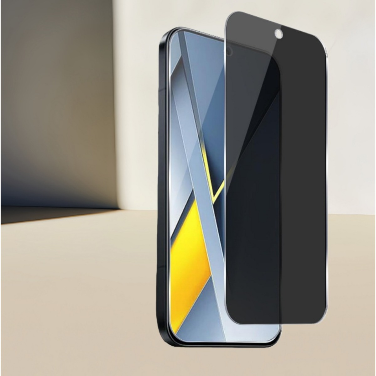 Ein Smartphone mit Displayschutz. Der Bildschirm hat gelbe, graue und schwarze Farben. Der Schutz ist schwarz.