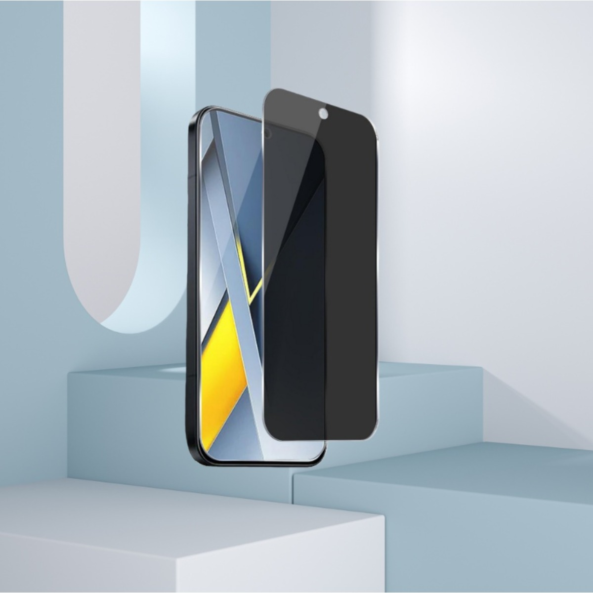 Ein Smartphone mit Displayschutzfolie auf einem hellblauen Podium. Der Telefonbildschirm zeigt gelbe und graue Muster.