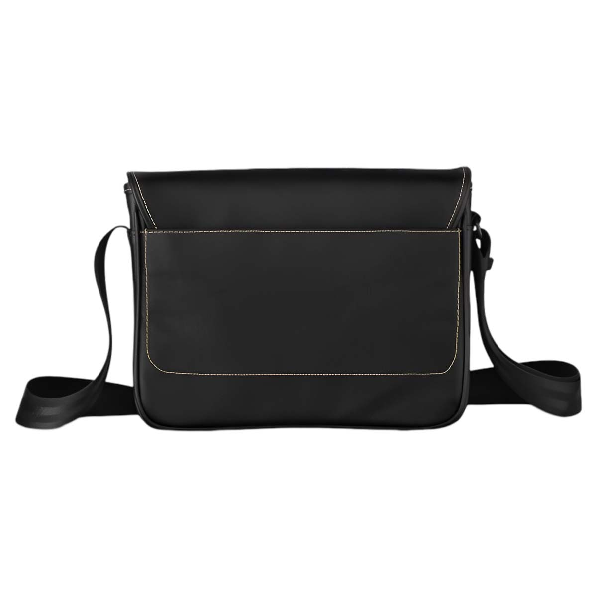Eine schwarze Messenger-Tasche mit Klappenverschluss, sichtbaren Nähten und Schulterriemen vor weißem Hintergrund.