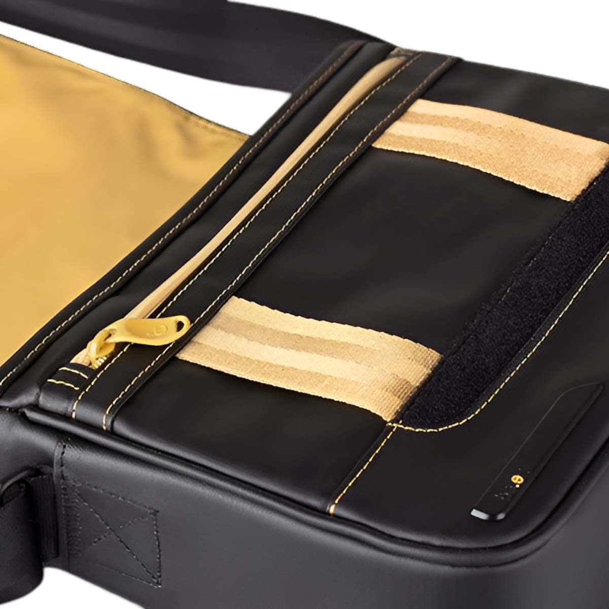 Nahaufnahme einer schwarzen Tasche mit goldenen Akzenten. Merkmale sind goldener Reißverschluss, Riemen und Nähte. Der Innenraum ist goldfarben.