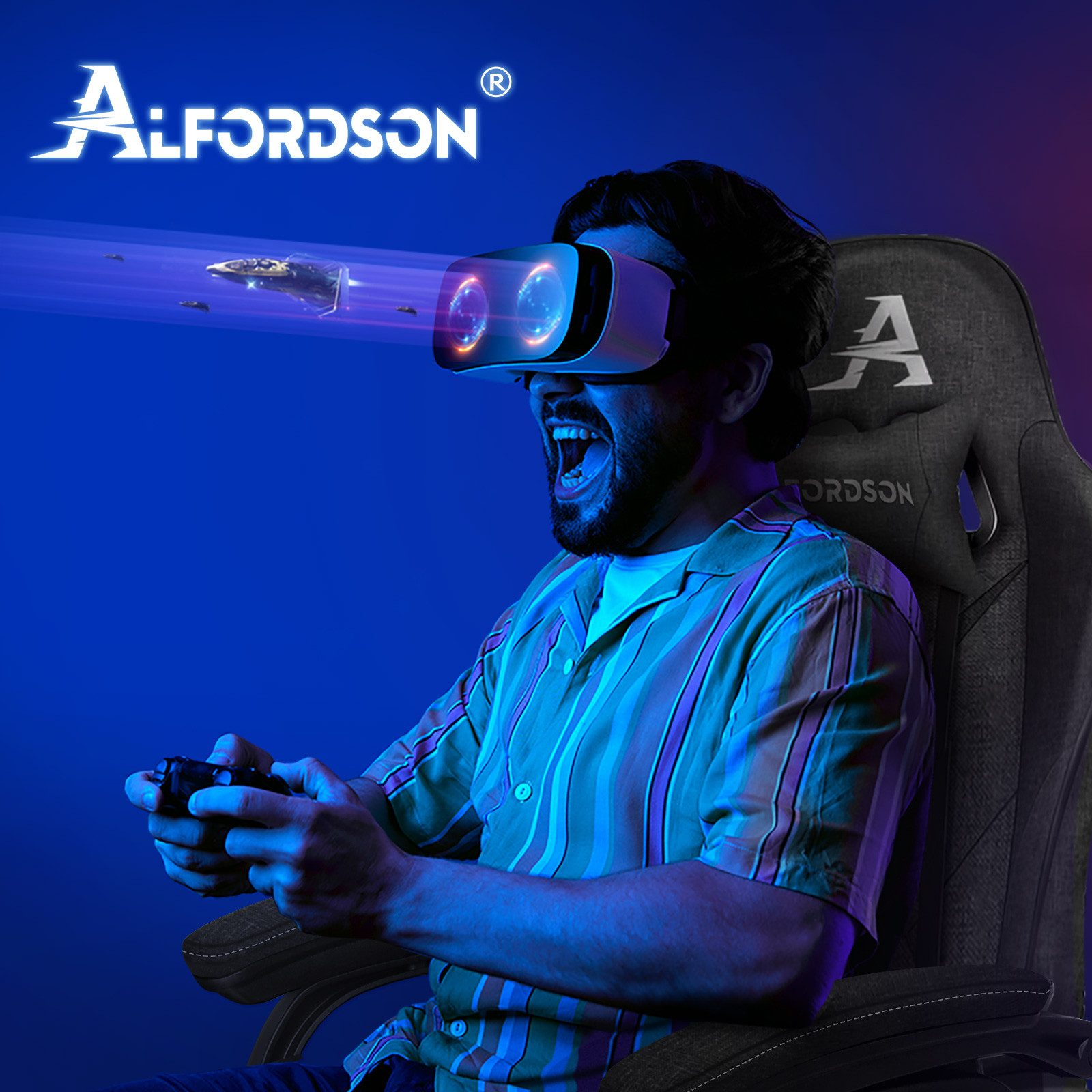 Mann mit VR-Headset spielt mit Controller. Er sitzt in einem Gaming-Stuhl.