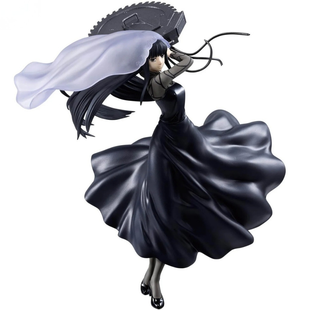 Una statuetta di una donna in abito nero con lunghi capelli neri, che tiene in mano un oggetto circolare simile a una sega e un velo bianco.