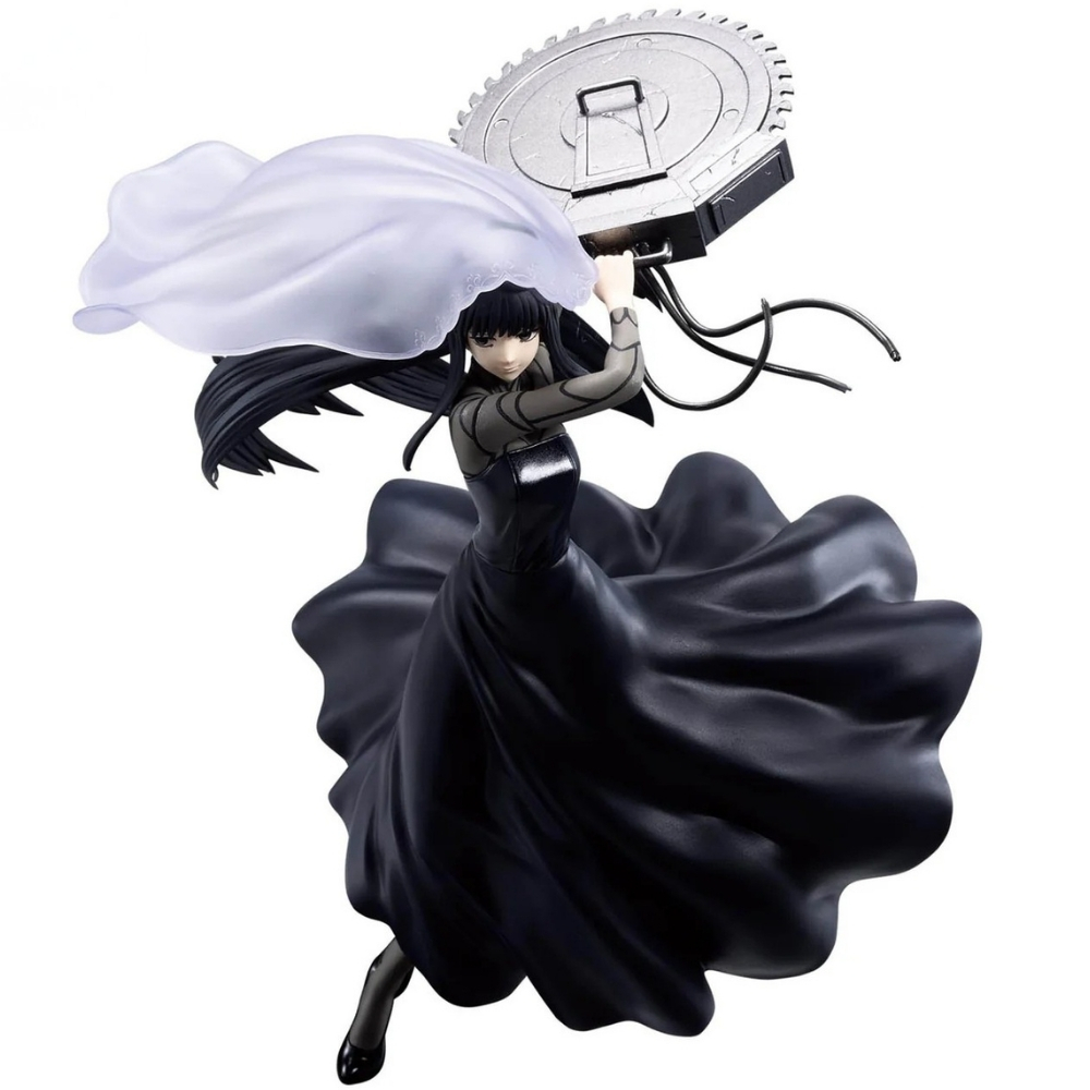 Una figura di una donna in abito nero che tiene una sega d'argento. Ha lunghi capelli neri e un panno bianco dietro di lei.