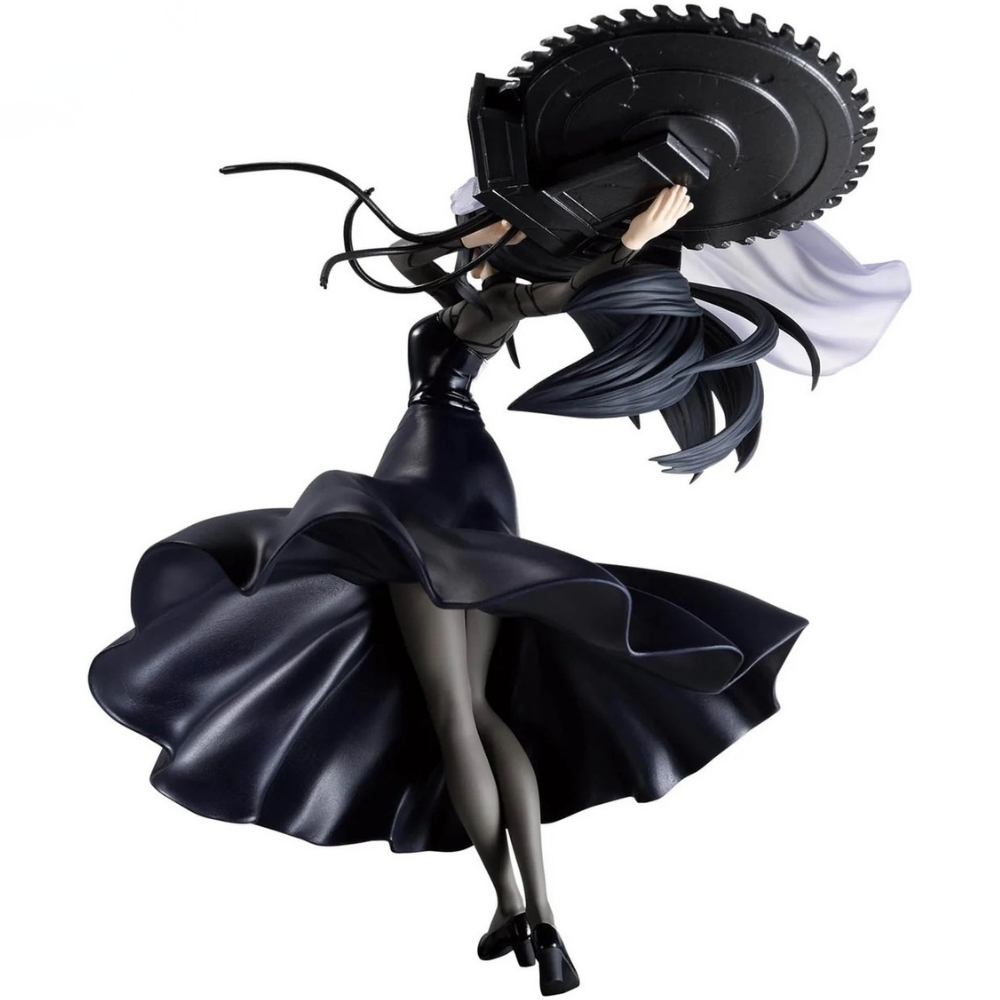 Figura anime in abito nero, tiene una grande sega circolare. Lunghi capelli neri. Sfondo bianco. Figura dinamica.