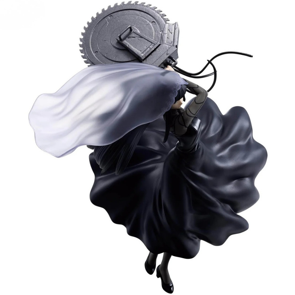 Figura di donna in abito nero, mantello bianco, con una sega. In movimento, sfondo bianco.