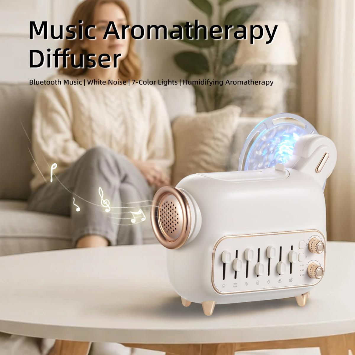 Ein weißer Aromatherapie-Diffusor mit goldenen Akzenten steht auf einem Tisch. Im Hintergrund ist eine verschwommene Frau auf einem Sofa zu sehen.