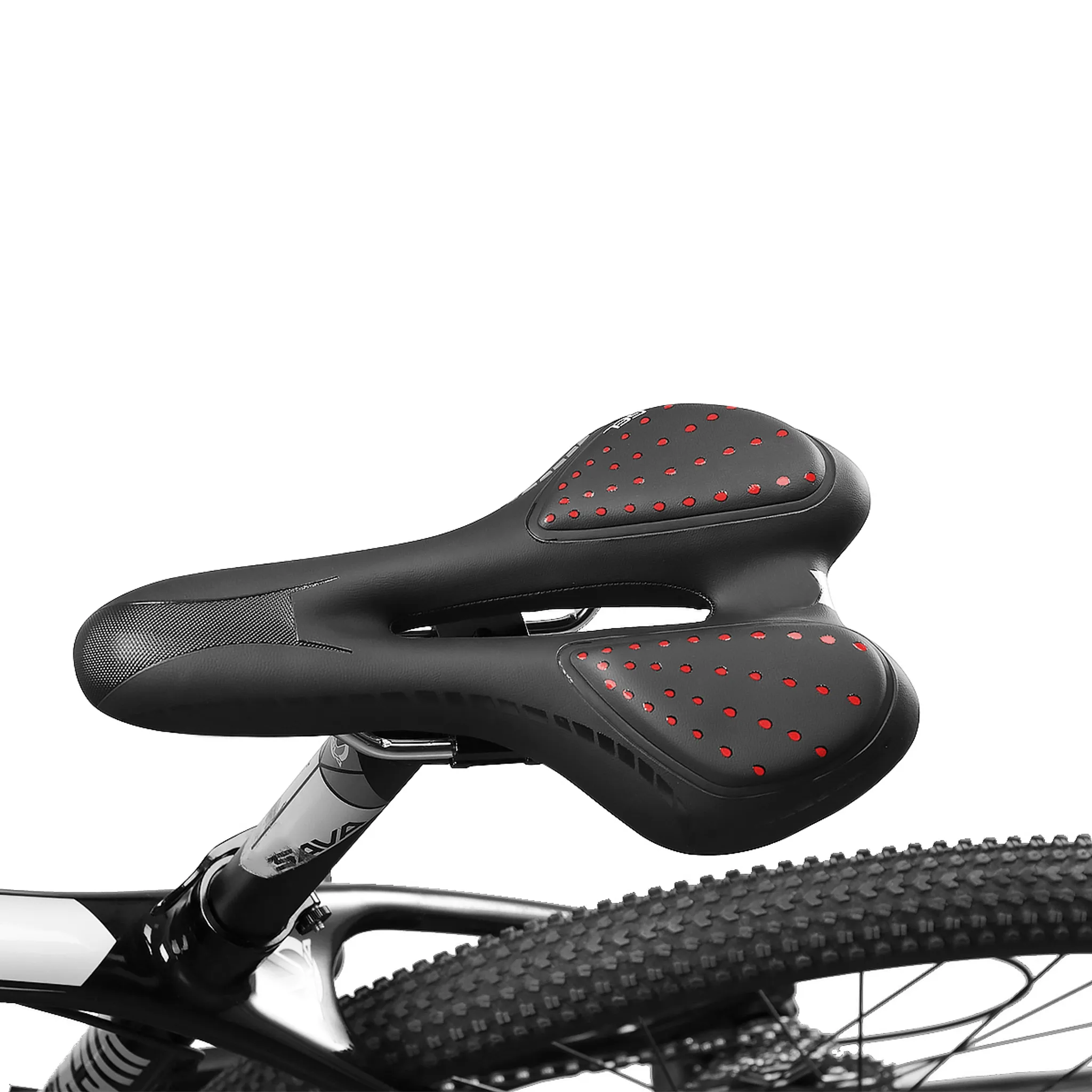 Ein schwarzer Fahrradsattel mit roten Punkten ist auf einem Fahrradrahmen montiert. Der Hintergrund ist weiß.