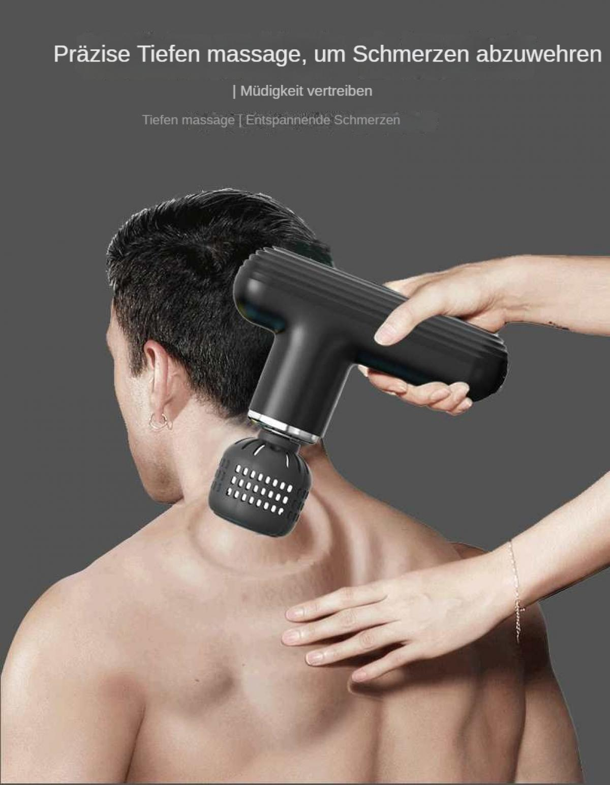 Eine Person erhält eine Rückenmassage mit einer schwarzen Massagepistole. Die Hand einer anderen Person hält das Gerät.
