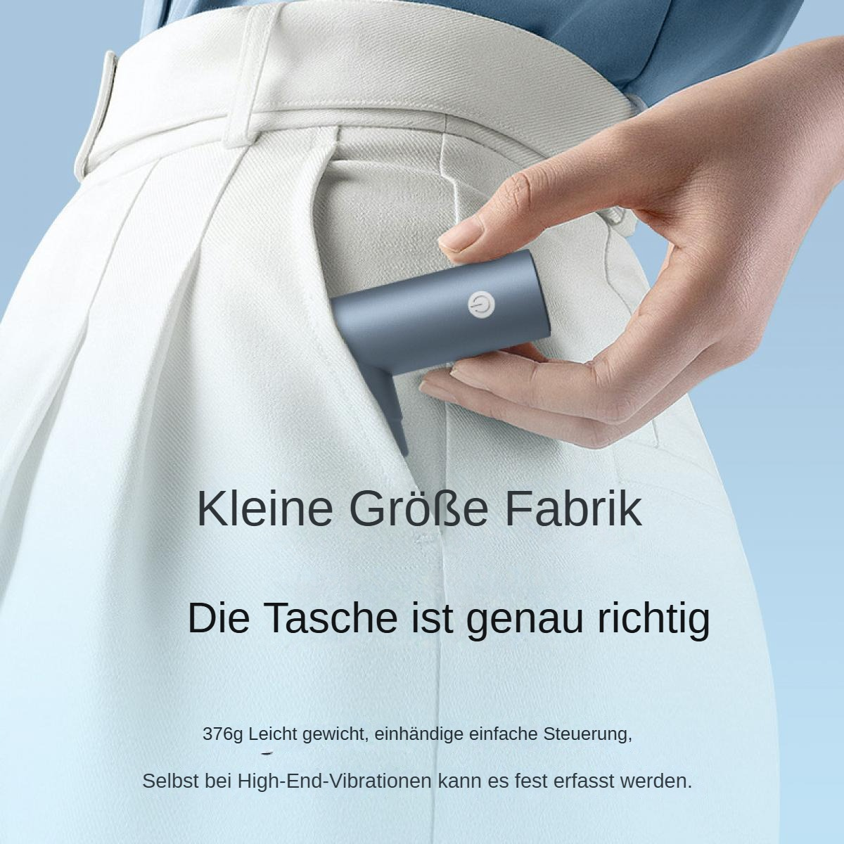 Eine Hand hält ein graues Gerät, das sich teilweise in einer Tasche befindet. Der Text besagt, dass es klein und leicht ist.