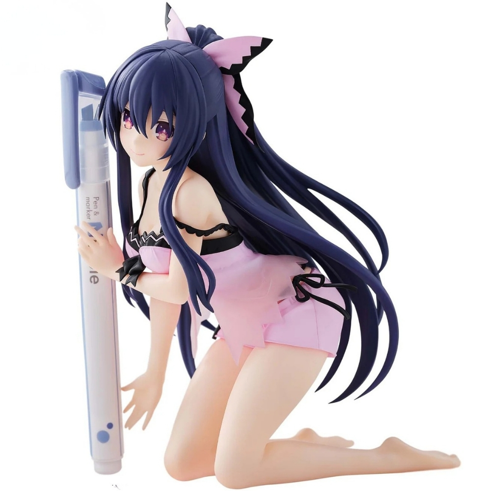 Una statuetta di una ragazza anime in ginocchio in pigiama rosa, che tiene una penna blu. Ha gli occhi viola e i capelli blu scuro.
