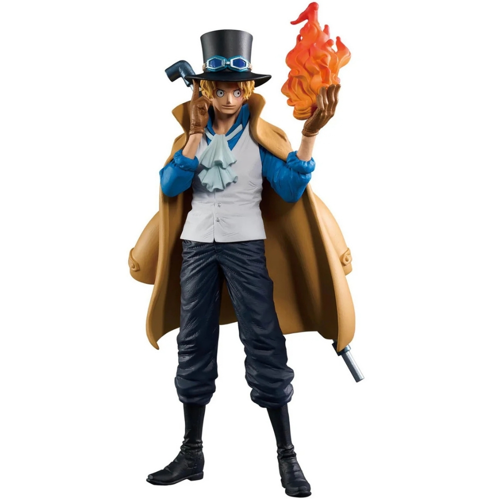Una figura di un uomo con cappello, occhiali e un lungo cappotto, che tiene delle fiamme. Indossa una camicia bianca, blu e pantaloni scuri.