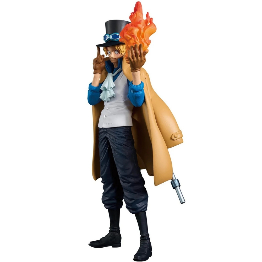 Una statuina di Sabo di One Piece. Indossa un cappello a cilindro, con fuoco. Ha un cappotto, camicia blu, gilet bianco e pantaloni neri.