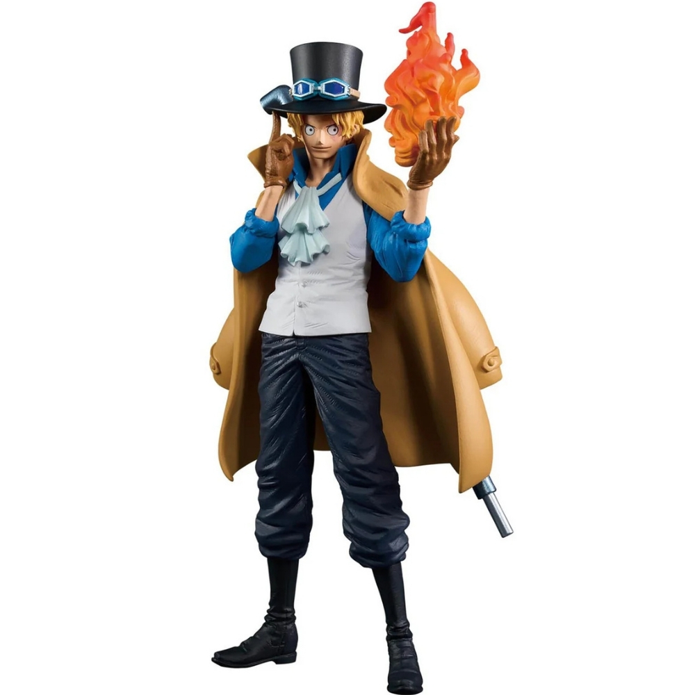Figura anime di un uomo con cappello e occhiali, che tiene il fuoco. Indossa un cappotto, una camicia blu e pantaloni. Lo sfondo è bianco.