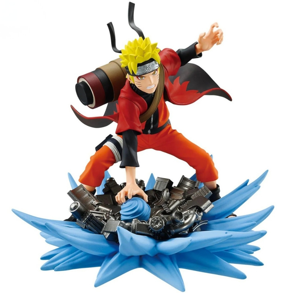 Figura di Naruto in abito arancione e rosso, in posa su una base blu con dettagli meccanici. Ha capelli gialli a spillo e un'espressione determinata.