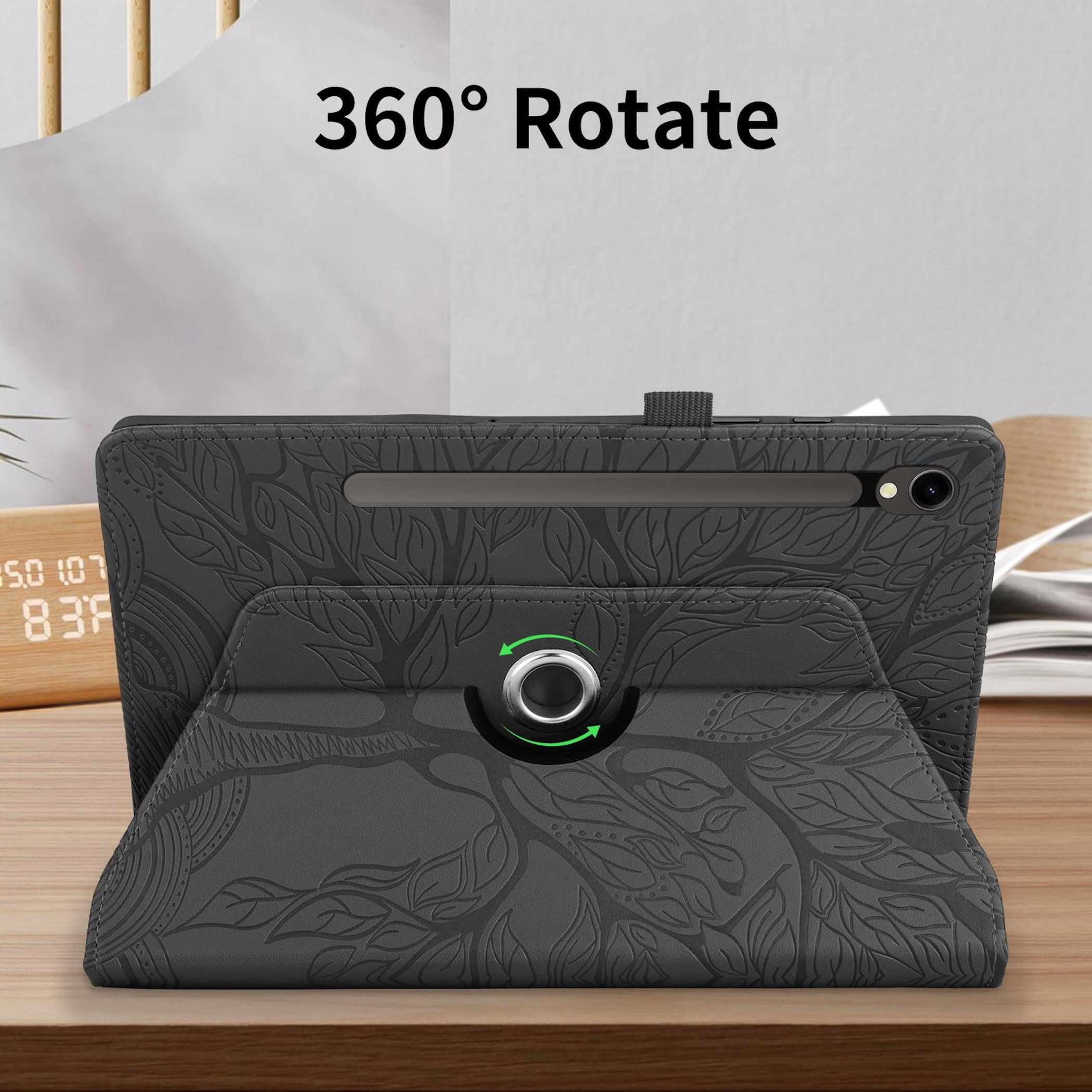 Una tableta en una funda gris oscura con un patrón de árbol, sobre una mesa de madera. Texto 360° Rotate arriba.