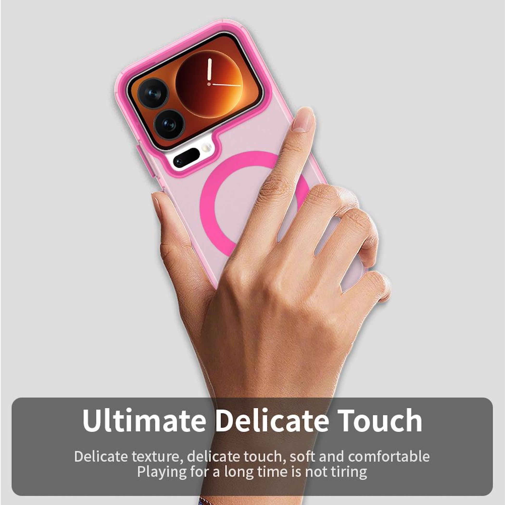 Mano sosteniendo un teléfono con una funda rosa. El teléfono está en el centro con un círculo rosa en la parte trasera.